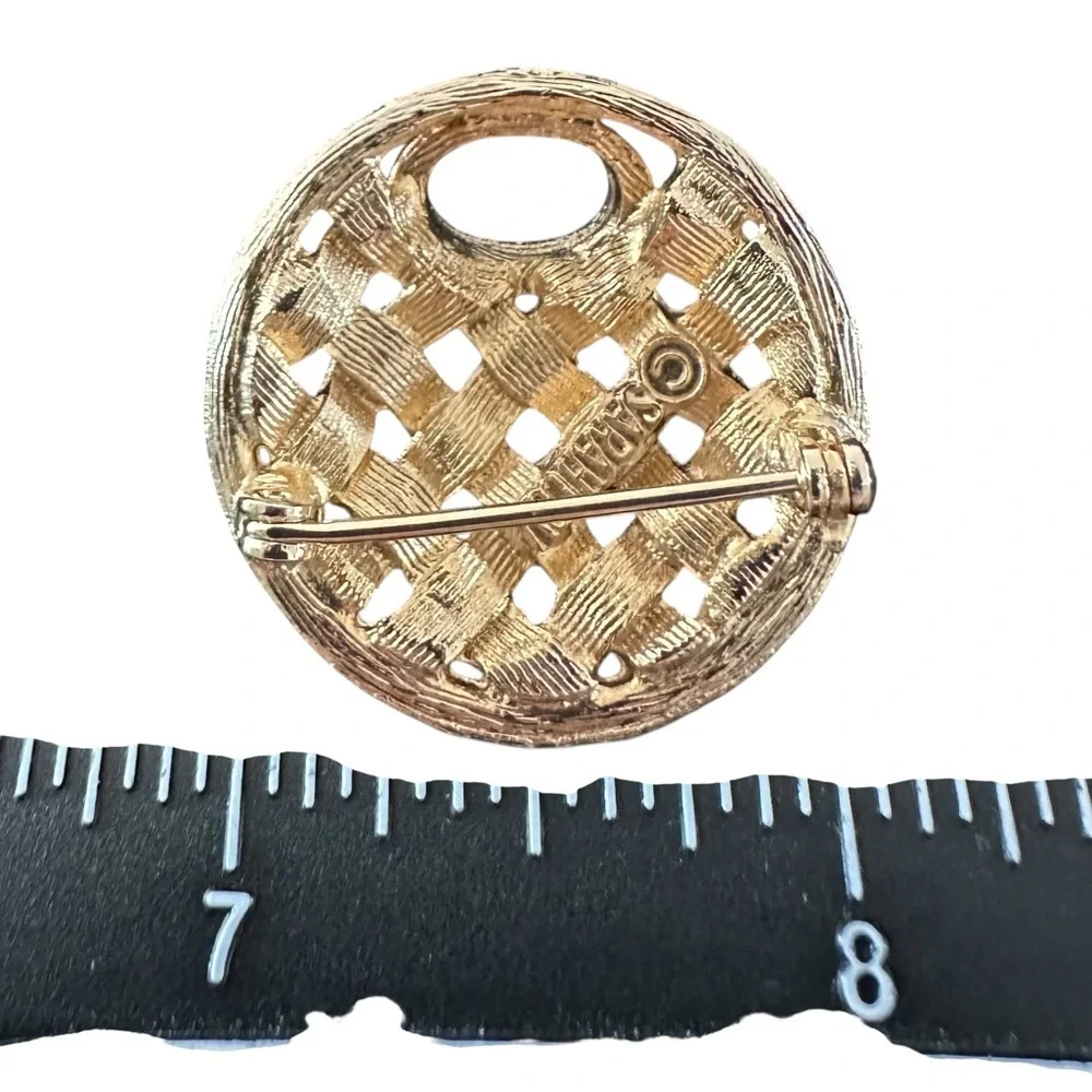 Elegant Gold-Tone Woven Brooch‎